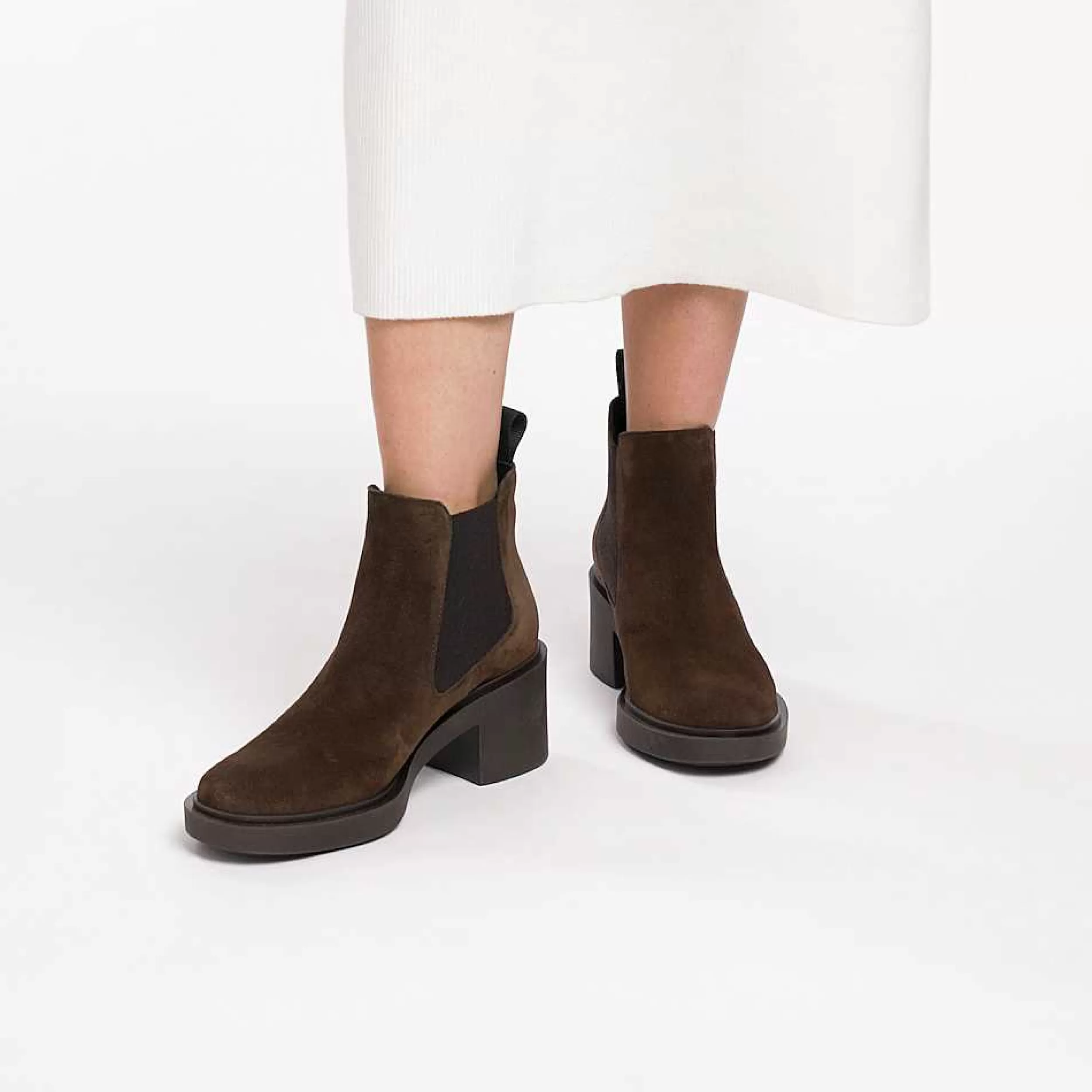 Frau Beatles Mit Absatz Aus Veloursleder In Color-Blocking-Optik-Damen Beatles